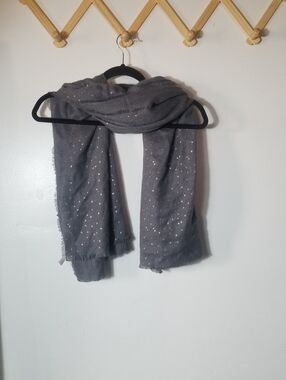 LC LAUREN CONRAD WOMEN'S GRAY SCARF WITH ROSE GOLD HEARTS